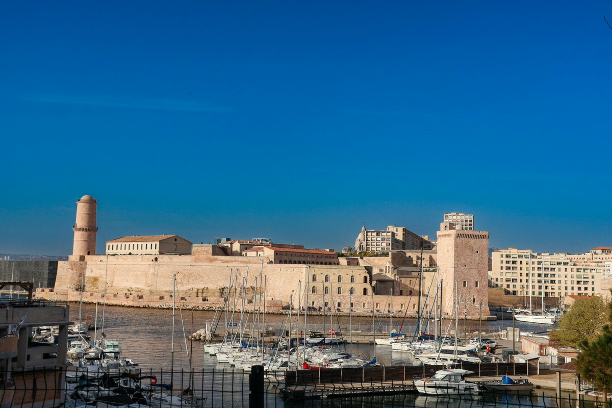 With 2,900+ hours of sunshine, #Marseille is perfect for #glia2025 this July! After the congress, relax in the many open-air spots or explore Calanques National Park. Submit your abstract/stipend by 5 Feb – no extensions! loom.ly/AJI_q_Y ☀️🌊