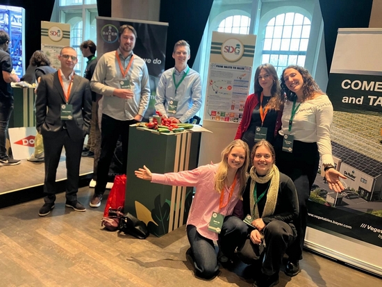 BayerNederland's tweet image. ‘Team Bayer’ wint SDG Challenge! Een creatief team van studenten vond oplossingen voor overtollige groenten van ons R&amp;amp;D-onderzoek. Soep maken, herverdeling naar voedselbanken en/of verwerking tot hernieuwbare energie! Gefeliciteerd aan het team! 👏 #TeamBayer #SDGChallenge