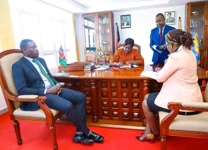 Oyoo3junior's tweet photo. To optimize the operationality of  health facilities in Homabay County, Governor Gladys Wanga together with her government is partnering with Africa Renewable Energy Solutions(ARES) to pilot the solarization of our hospitals, with an initial phase targeting 40 facilities.
#Wanga https://t.co/QLWm4cSYdn