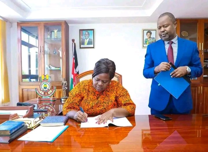 Oyoo3junior's tweet photo. To optimize the operationality of  health facilities in Homabay County, Governor Gladys Wanga together with her government is partnering with Africa Renewable Energy Solutions(ARES) to pilot the solarization of our hospitals, with an initial phase targeting 40 facilities.
#Wanga https://t.co/QLWm4cSYdn