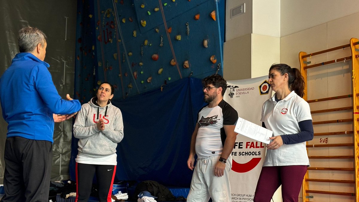 PeopleBronx's tweet photo. 🥋Judo Beyond Boundaries: Social Inclusion through Safe Falls &amp; Imagination Games🥋 

⏳️Day 3: 🥋Pratical Workshop about Safe Falling Techniques &amp; 👩‍🏫Research Methodology on the Safe Fall-Safe Schools Program, organized by Universidad de Sevilla!🇷🇴🇪🇦

#ErasmusPlus #EC #ANPCDEFP https://t.co/xI1jbmLZyg