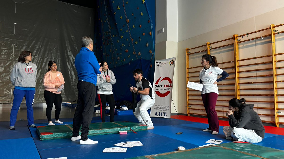 PeopleBronx's tweet photo. 🥋Judo Beyond Boundaries: Social Inclusion through Safe Falls &amp; Imagination Games🥋 

⏳️Day 3: 🥋Pratical Workshop about Safe Falling Techniques &amp; 👩‍🏫Research Methodology on the Safe Fall-Safe Schools Program, organized by Universidad de Sevilla!🇷🇴🇪🇦

#ErasmusPlus #EC #ANPCDEFP https://t.co/xI1jbmLZyg