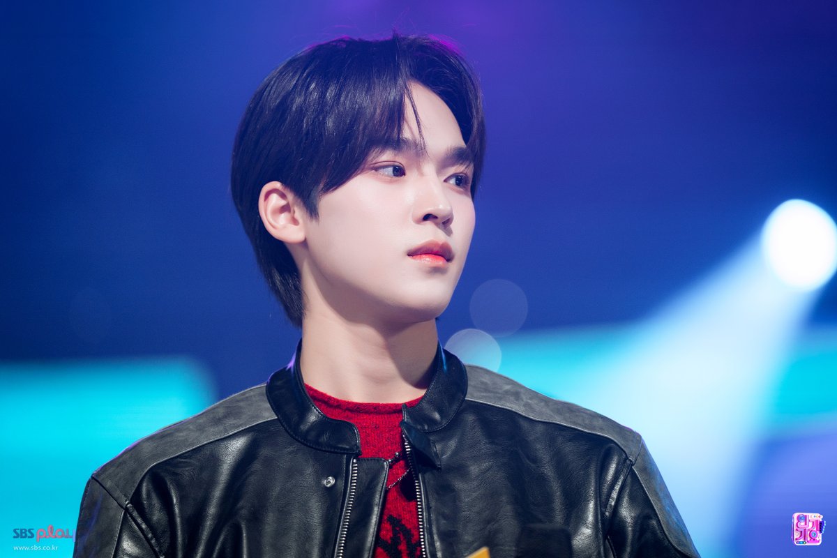 inga_sbs's tweet photo. 📸250119 인기가요 #현장포토

🪩댄스배틀🪩을 신청한다💥
👑우승 상품➡️깔롱즈🩶성현x이서🖤
⭐춤신춤왕 스페셜MC 민희⭐PHOTO!

ጿ ኈ ቼ (구애의 춤) : 3MC 보러 오라는 애정의 몸짓🕺

MORE🔗https://t.co/VXjLEvmI9s

#Inkigayo #문성현 #이서 #민희 @FNC_ACTOR @IVEstarship @CRAVITYstarship https://t.co/8myvXiXsgm