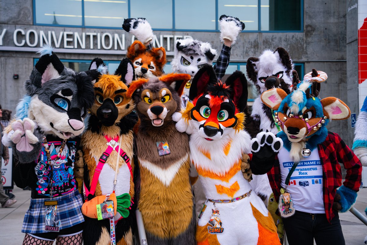 As always, a great FC thanks to these wonderful beans and all the other furs I met! Can't wait to do it again :3

#FC2025 #FursuitFriday 
<a href="/Himaru_Shepherd/">❤️🐾H.M.S. ひまる 🐾❤️ 🔜 NFC-Furciety 👀</a> <a href="/CobaltDeCarrots/">Cobalt / Severite 🔜 FWA</a> @kulpefox <a href="/TauCetiFold/">wurmo</a> <a href="/comet_coyote/">Comet 🔜 MEGAPLEX</a> <a href="/mooderana/">Hyån</a> <a href="/TeniFloof/">🍁 Teni Floof 🍁</a>