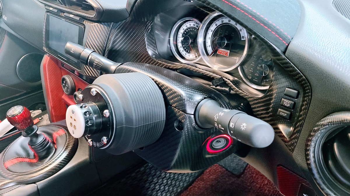 TOYOTA 86 ZN6のステアリングコラムを弊社リアルカーボン加工”CARBONS