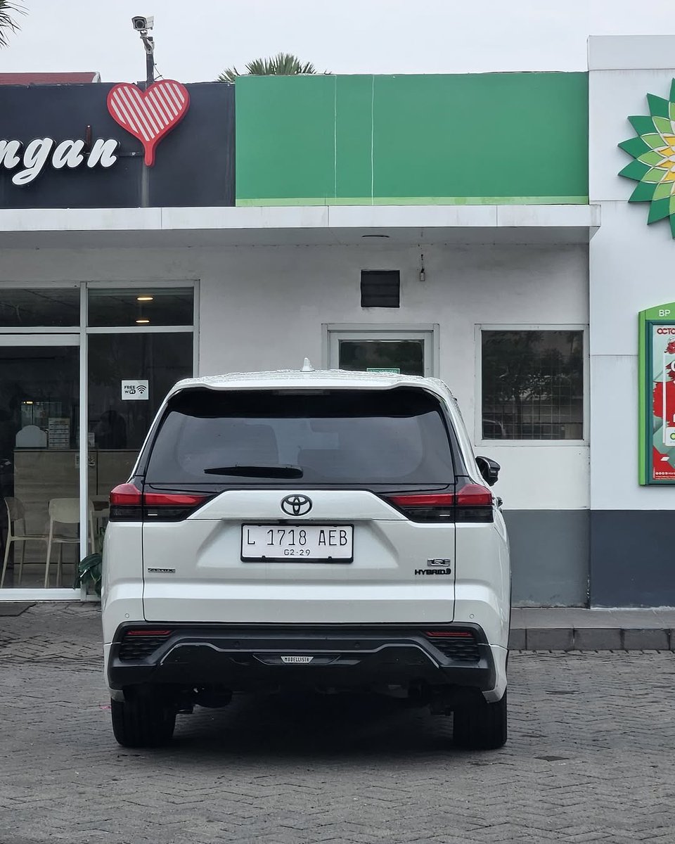 Izin bertanya <a href="/KejaksaanRI/">Kejaksaan RI</a> apakah ini Ivan Sugiamto?! Sy di kirimkan melalui WhatsApp sy. Foto ini ktnya sekitar 1-2 hari lalu.
Ivan sugiamto saat ini adalah Tahanan Kejaksaan Negeri Surabaya.Stlh pelimpahan P21 tahap 2.
Sy berharap ini hoax,kalau ini benar! Patut di pertanyakan!