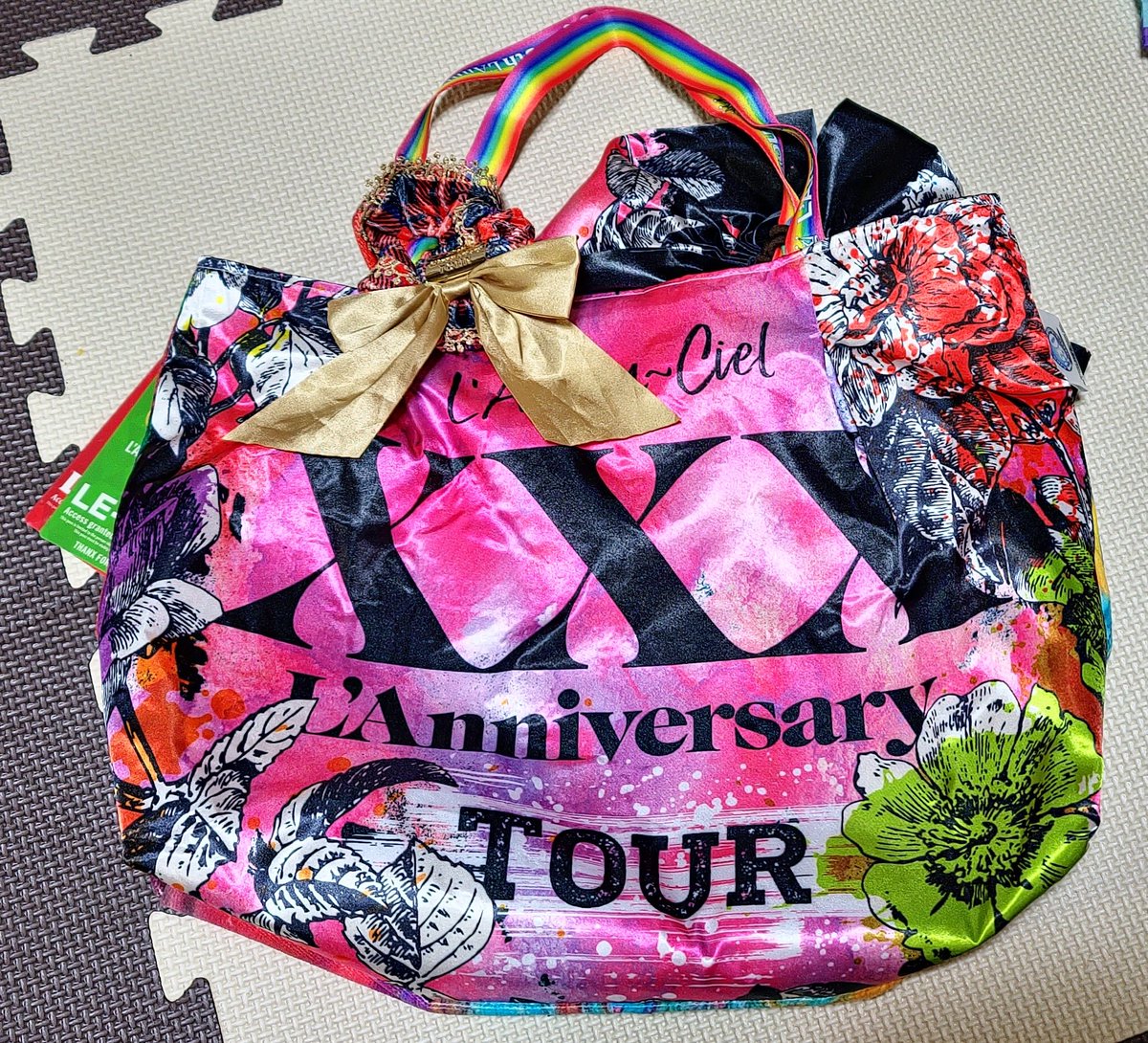 hyde0702's tweet photo. LIVE３日前に何か作ろうと思って、家にあるもので作ったバッグ👜
どんなデザイ���にするか考える所から始まって、子供が寝てる時とかにちょこちょこ頑張って何とか形になった🙌
姉にも同じものを…と言われ、前日の夜に何とか完成💮
今後のラルクのLIVEのお供❤️ https://t.co/x3p9FOnqoj