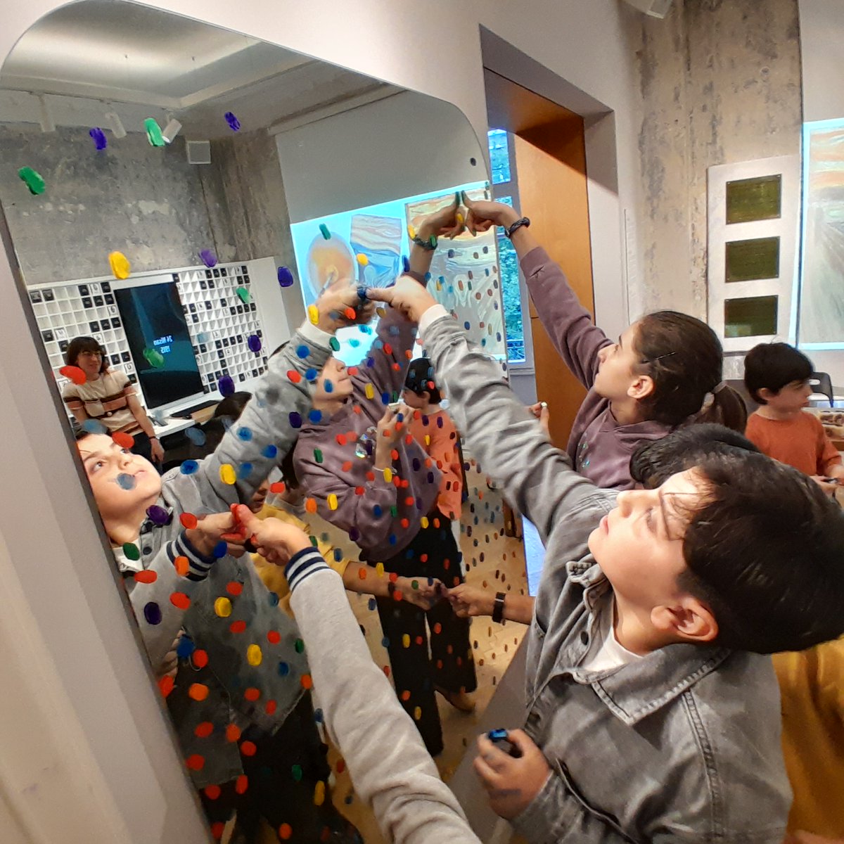 Գունաւոր հետք մը ձգել ապագային վրայ-Լուսի Թէք
agos.com.tr/am/hvotvadzi/3…