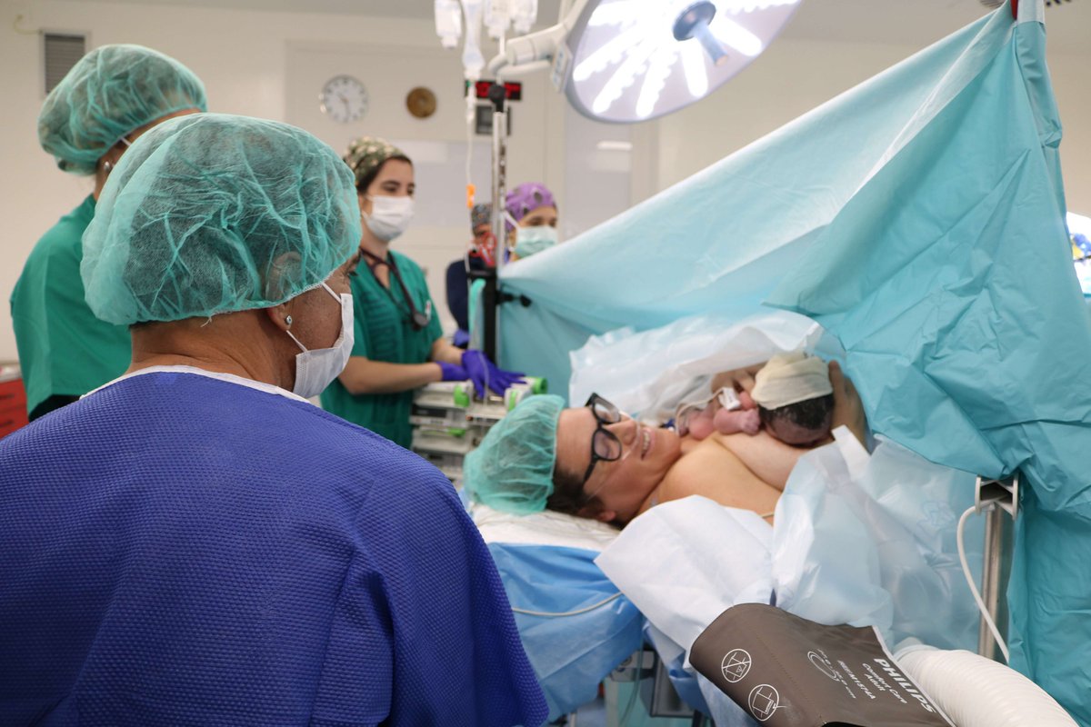 ✅El Hospital implanta un protocolo que permite el acompañamiento y apoyo emocional a la madre durante la cesárea, una iniciativa de humanización que fortalece el vínculo afectivo de progenitores y recién nacido

➡️Más info: acortar.link/G5byDv