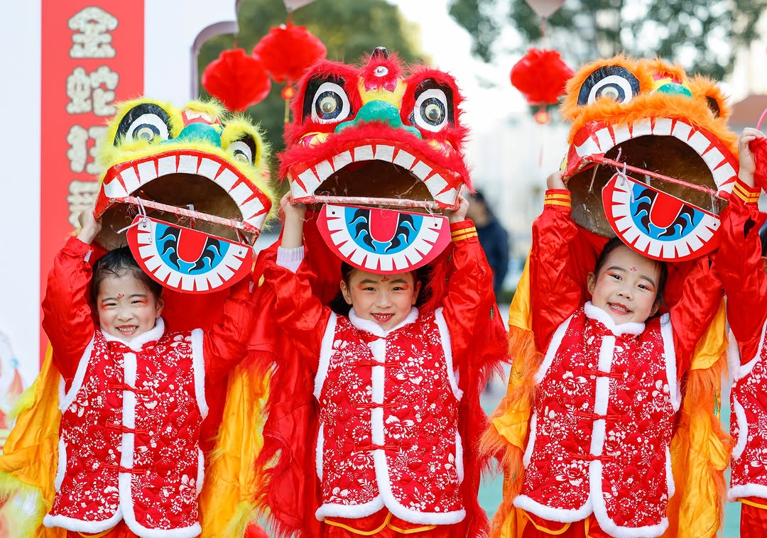 AmbCina's tweet image. 🦁 Bambini di un asilo si sono immersi nella tradizione, provando la spettacolare danza del leone. 👧🧒🏮
🏮❤Adesso, le celebrazioni della Festa di Primavera sono ancora più speciali!

#AnnoDelSerpente #FestaDiPrimavera #SpringFestival
