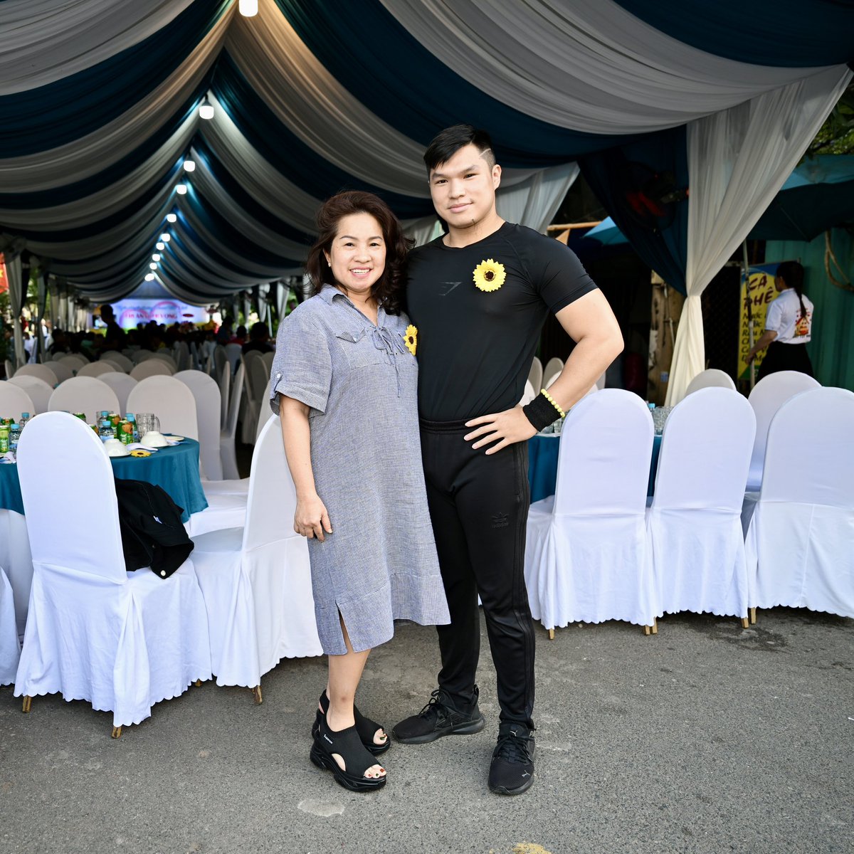 lephamthevu's tweet photo. Tranh thủ chụp hình với hai người đẹp của nghệ sĩ Thế Vũ trước show diễn nè! #Artist #ArtistOnTwitter #ArtistOnX #ArtistOfTheYear #ArtistsOfTwitter #ArtistOfTheMonth #TheVu #LePhamTheVu https://t.co/Zbohnx0YB5