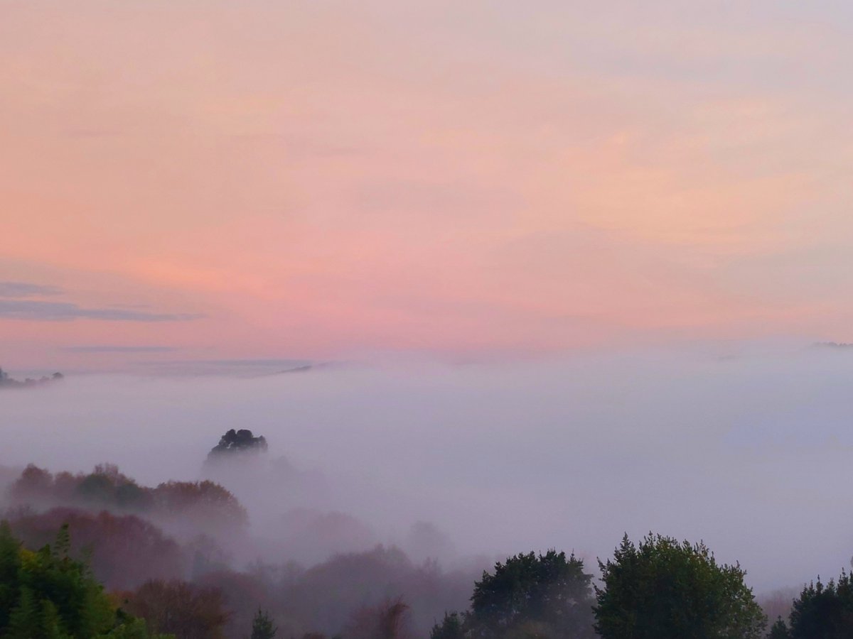 estacanicazul's tweet photo. Buenos días desde la #ria de #Betanzos .
Aunque no se vea debajo de la niebla esta el #Mandeo . https://t.co/QN1aye1Qc4