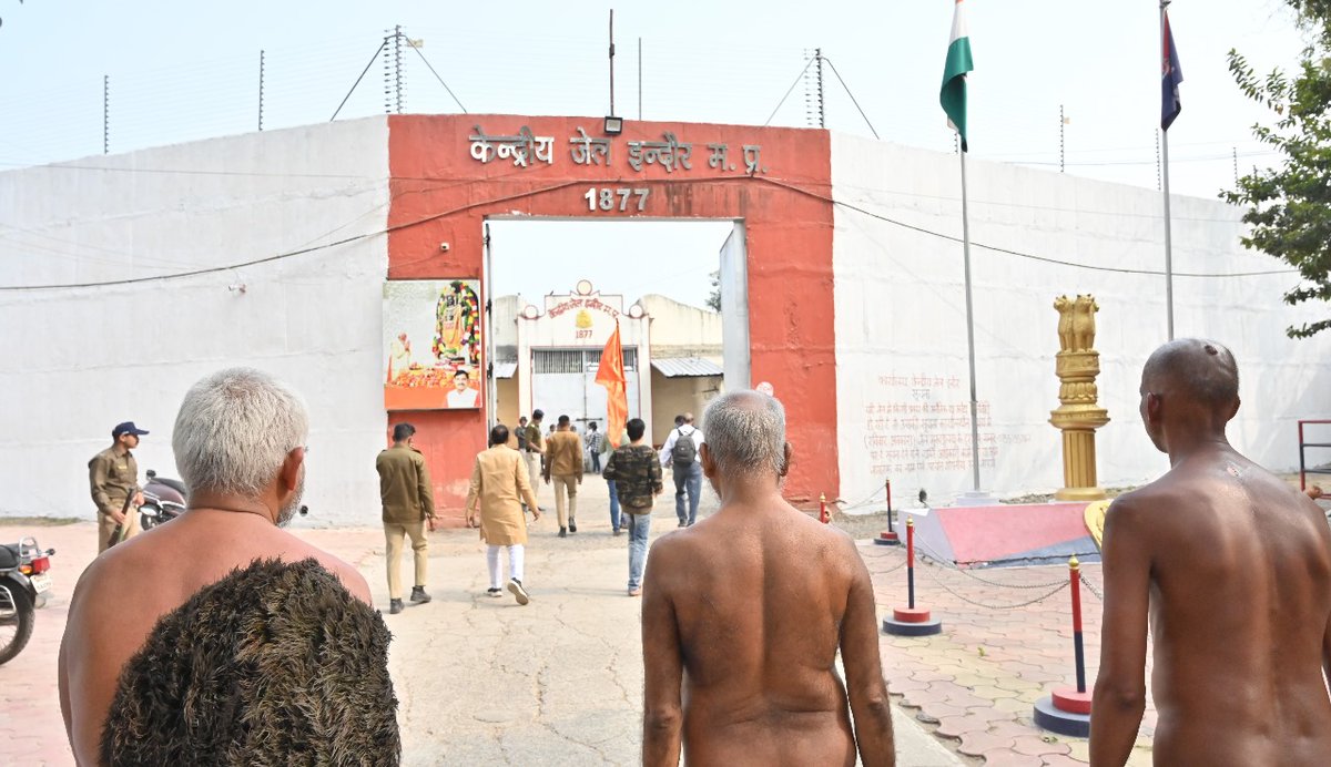 PramanSagarJi's tweet photo. मंगल प्रवचन: केंद्रीय जेल इंदौर। 

संत शिरोमणि आचार्यश्री 108 विद्यासागर जी महाराज के परम प्रभावक शिष्य
परम पूज्य मुनिश्री 108 प्रमाणसागर जी महाराज का आज केंद्रीय जेल इंदौर में  मंगल प्रवचन हुआ।

#Pramansagarji #centraljail #indorejail #Jainism #MangalPravachan https://t.co/FIDZYWuRrW