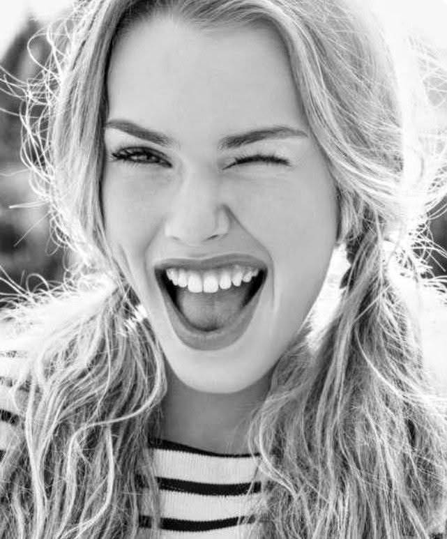 Reír es gratis y cura el alma. Libera, despeja la mente, mejora el ánimo y llena la vida de optimismo.Aprender a reírte de ti mismo es el secreto para una alegría infinita…Si se puede…
#FelizSábado 😉💫