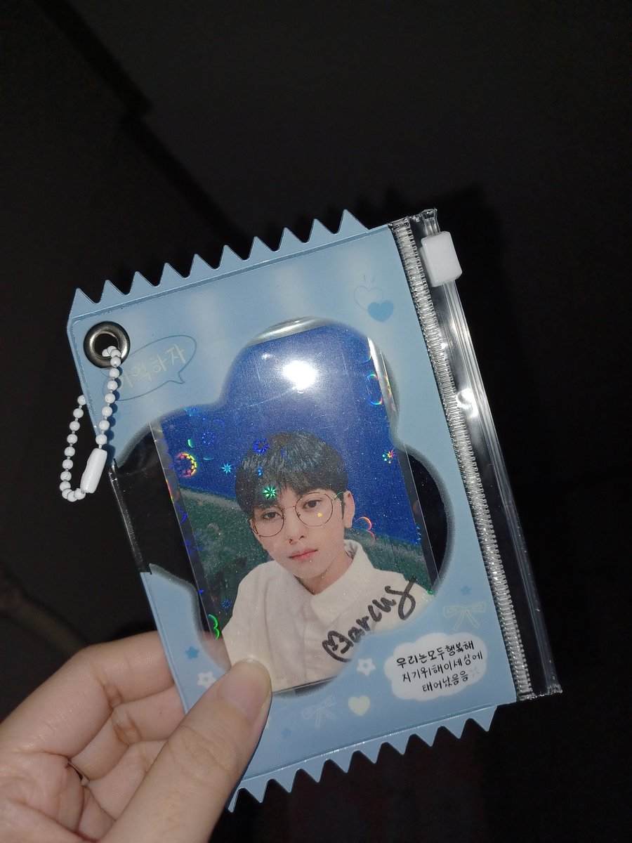marcuslayy's tweet photo. at dahil black na ulit buhok ni sucram, i'll be giving away this #MARCUS signed pc to ONE lucky AnchoRadiant! 💜💙

♡ rt and like this post
♡ reply #BlackHairMARCUSlay + any black haired marcus pic 
♡ winner will shoulder the sf
♡ ends tomorrow 9PM

#호라이즌 #마커스 #HORI7ON https://t.co/t5sDOOTUZ7