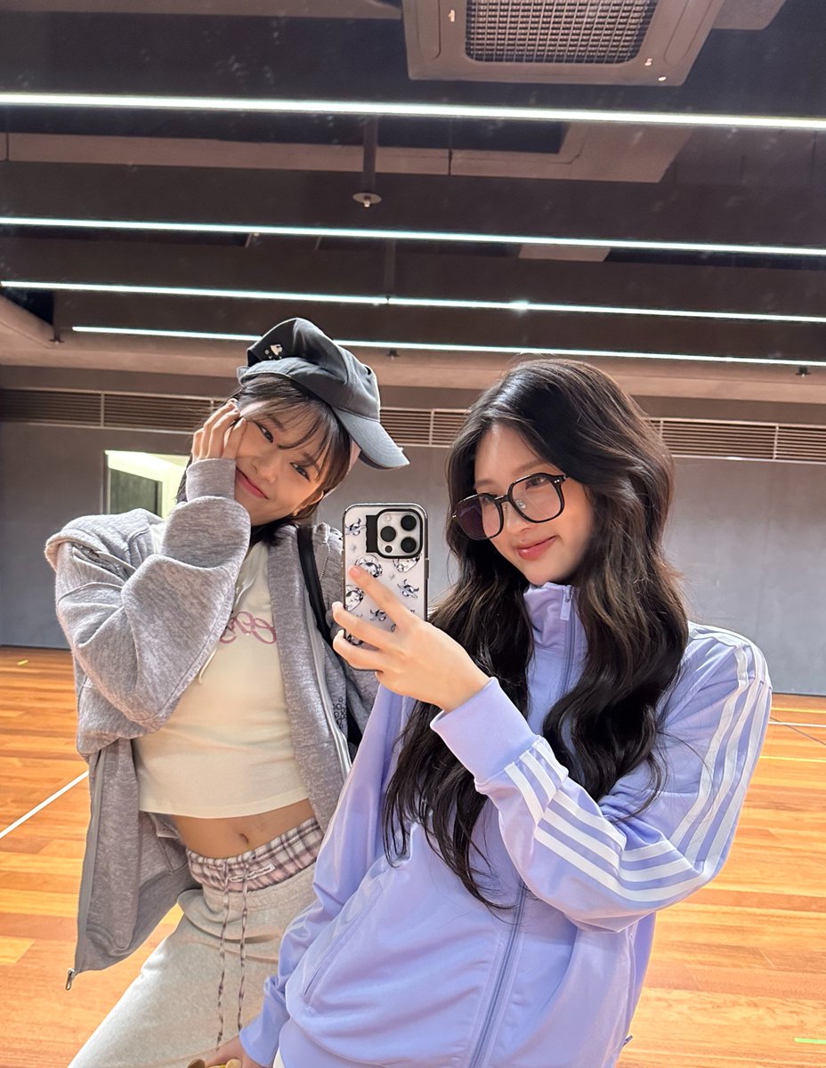 IVE_twt's tweet photo. 폴더즈🤓

#IVE #아이브 #GAEUL #가을 https://t.co/Lb23SzDTTf