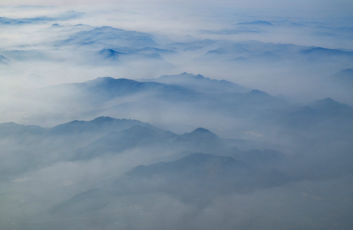 A view of the fog engulfed hills of Eastern Ghats taken from an aircraft after taking off from #Visakhapatnam on Saturday. Many places in Alluri Sitharama Raju district have been recording single digit temperatures for the past one week. 

📸 <a href="/krdeepu18/">K R Deepak</a>