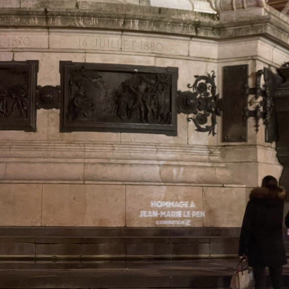 GenZemmour's tweet photo. Nos militants ont honoré la mémoire de Jean-Marie le Pen dans plusieurs lieux de la capitale, pour réparer l’affront de l’extrême-gauche place de la République. 

#JeanMarieLePen https://t.co/6MOM1zDoIJ