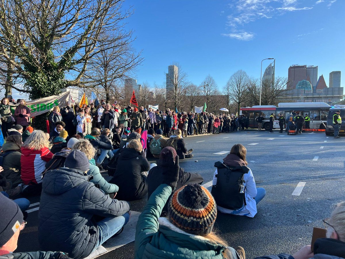 De politie arresteert de eerste rebellen op de Koningskade. Hoe vaak de overheid ons ook afvoert, we blijven terugkomen. Onze eis is redelijk en rechtvaardig: stop per direct met alle fossiele subsidies. #StopFossieleSubsidies #Klimaatrechtvaardigheid