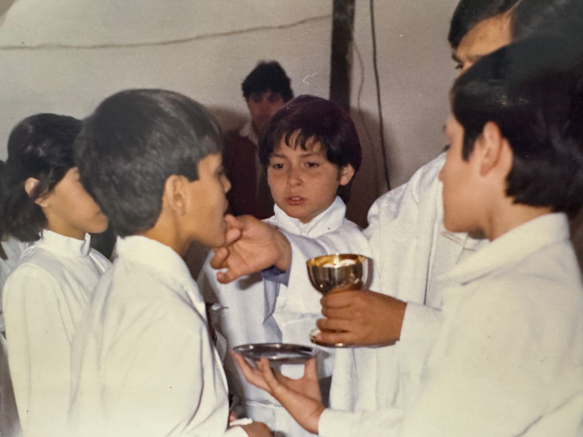 De chico ya me gustaba servir al otro, asi empecé en la capilla nuestra  señora de Lújan en mi barrio Santa Anita, integrando el grupo de jóvenes y  posteriormente como monaguillo. Al