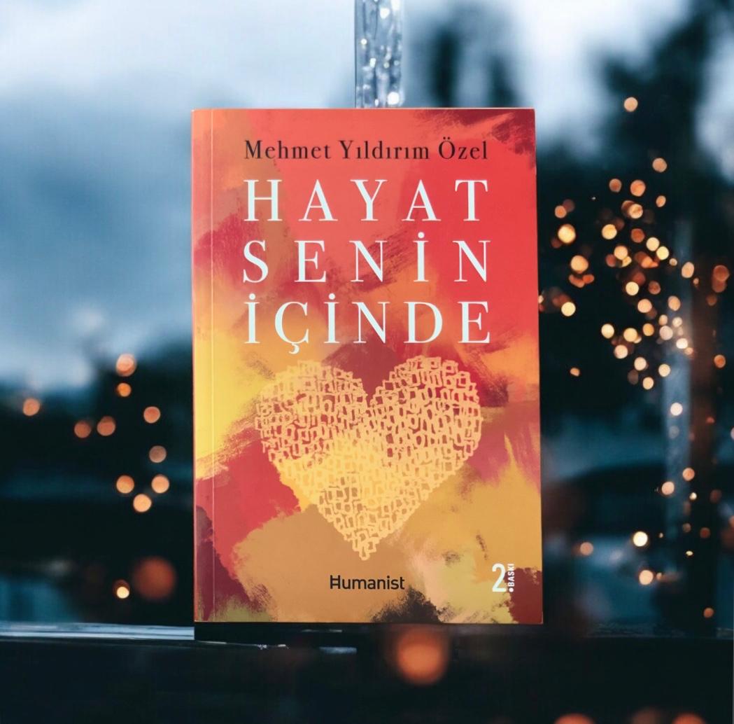 Hayat Senin İçinde
Yeni Tavsiye Kitap 

Mehmet Yıldırım Özel'in yeni kitabı, okurları anılar, gözlemler ve anekdotlarla örülü keyifli bir yolculuğa çıkarıyor. Bu eser, yalnızca bir kitap değil, aynı zamanda kişisel gelişim yolculuğunda rehberlik eden bir arkadaş gibi. Yazarın