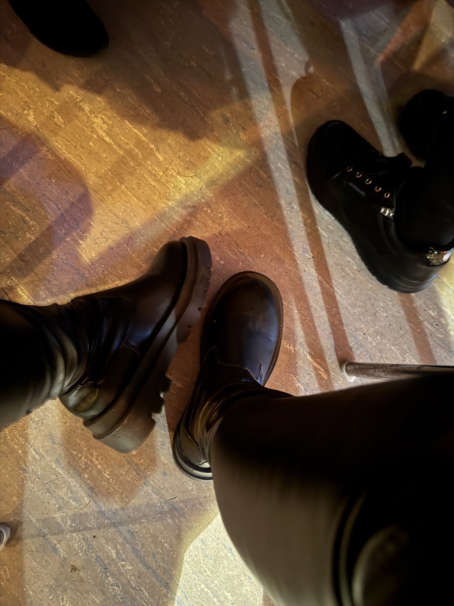 Mara040180322's tweet image. Ab unter den Tisch &amp;amp; nützlich machen. 

#sende #sende