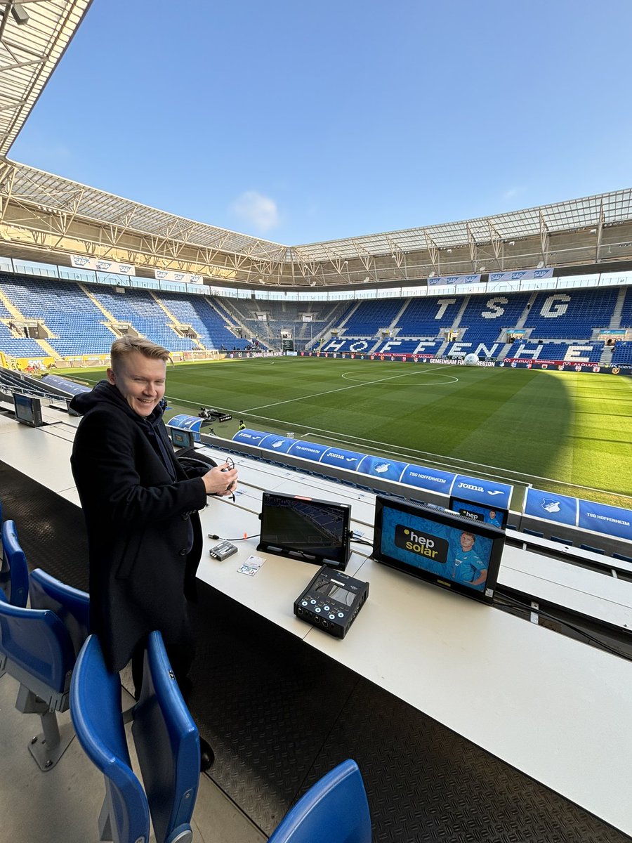 PDumanowski's tweet image. Dotarli do niemieckiej Niecieczy 😍

Nigdy bym nie przypuszczał, że przyjdzie nam komentować mecz z Sinsheim, dlatego ta praca jest najpiękniejsza na świecie. 

Od 15:20 zapraszamy z Herr Guziäk na mecz Hoffenheim-Wolfsburg, prosto z PreZero Areny w Eleven Sports 1 🎙️

#BundesTAK