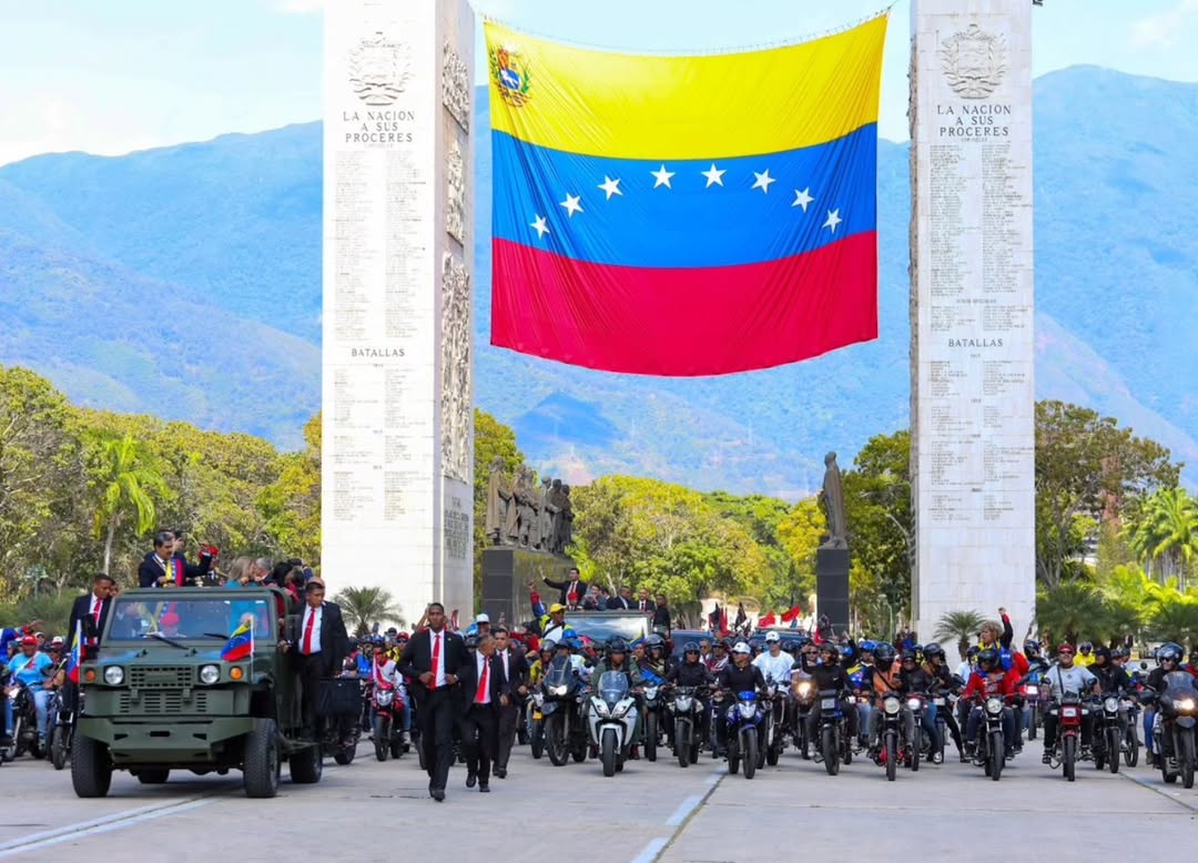 Movimiento Revolucionario TUPAMARO Vzla. (@tupamaromrt_) on Twitter photo 🔴⚫ En este momento histórico TUPAMARO reafirma su compromiso con la lucha por la soberanía y la independencia.
#TupamaroJuraConNicolas el Presidente Constitucional de la República Bolivariana de Venezuela.
<a href="/NicolasMaduro/">Nicolás Maduro</a> 🔴⚫ En este momento histórico TUPAMARO reafirma su compromiso con la lucha por la soberanía y la independencia.
#TupamaroJuraConNicolas el Presidente Constitucional de la República Bolivariana de Venezuela.
<a href="/NicolasMaduro/">Nicolás Maduro</a>