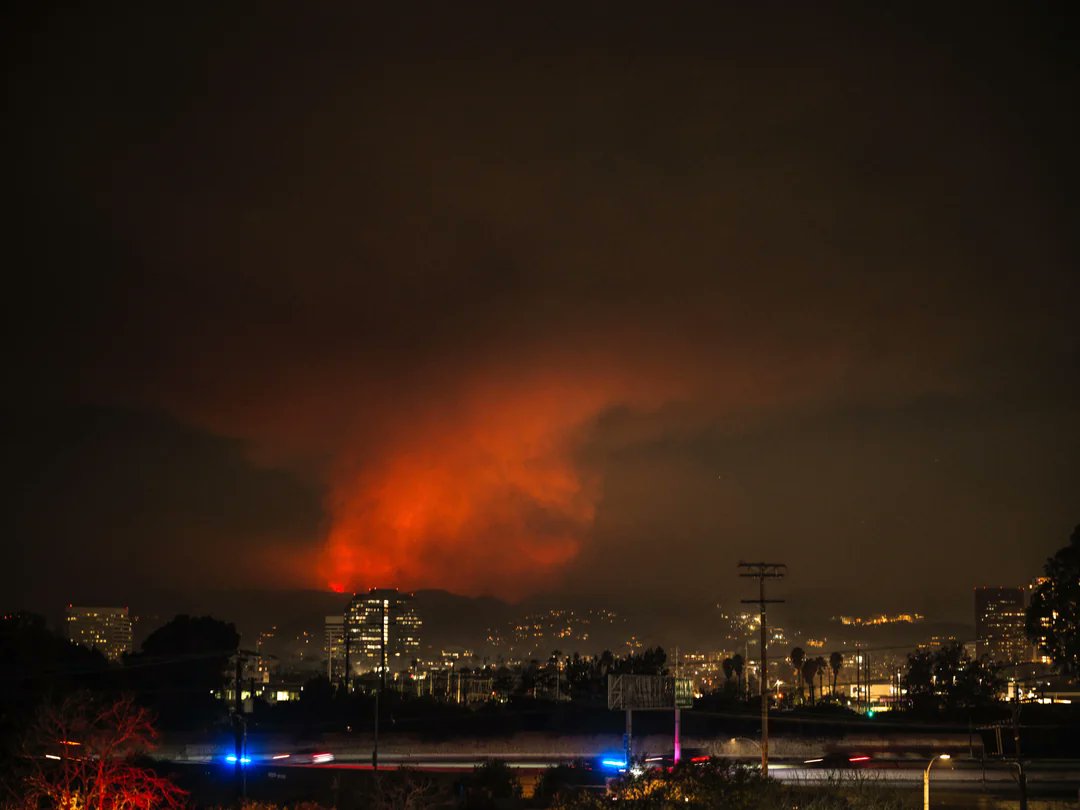 ⚠️ URGENT: The #PalisadesFire is intensifying as it moves toward the San Fernando Valley. Firefighters are battling rapidly spreading flames fueled by strong winds and dry conditions. Stay updated, follow evacuation orders, and prioritize safety. 📢