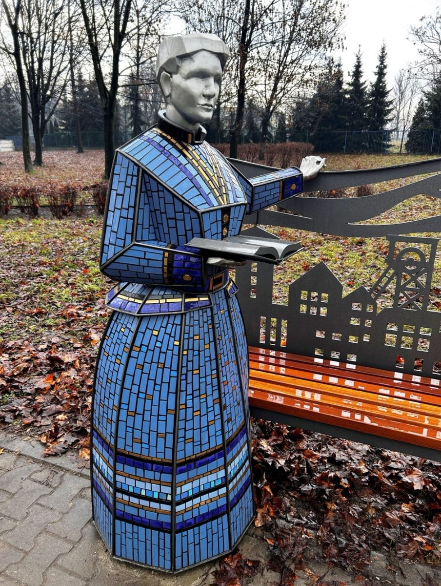 Fana43124688's tweet photo. In #Szombierki we have placed a bench of Silesian Cinderella👌 The story of #JoannaGryzik #von #Schomberg-#Godula, one of the most famous residents of #Szombierki, is a ready-made script for a movie 📽️
#Poland #Silesia #Bytom
⬇️
https://t.co/U1lvrdIUHb https://t.co/igeiIUkjZB