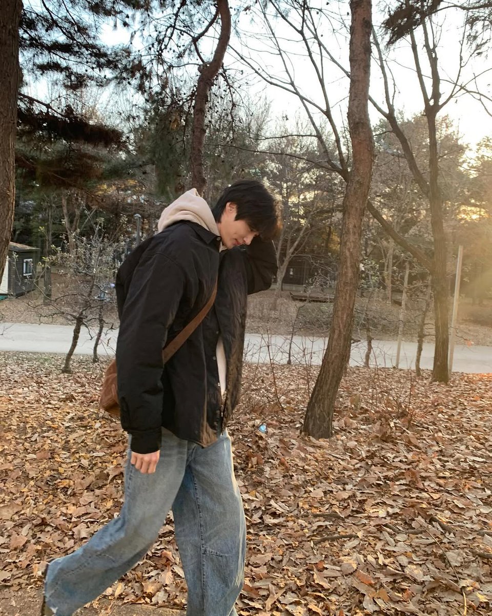 ttcctcc98's tweet photo. แต่ชอบผมพี่ตอนนี้มาก ยิ่งเอาผมลงหน้ายิ่งเด็กถ้าไม่บอกว่านี่คือคนอายุ 30 กว่า บอกว่าเพิ่ง อายุ 20 ก็เชื่อ หน้าเด็กมากจริง หล่อมากด้วย https://t.co/oj9kDuqQd3