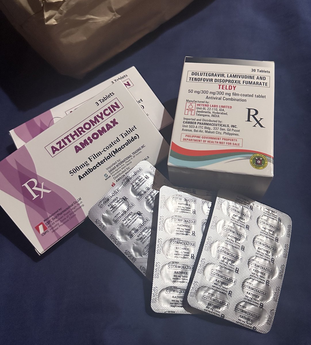 Poz2025's tweet photo. It's my second day taking these pills and I can't help but blame myself for what happened. I'm super useless. I'm super stupid. It pains me every time I think of the time to take these pills. Only my sister knows my condition, but she's not here with me. https://t.co/tlA6Pquln6