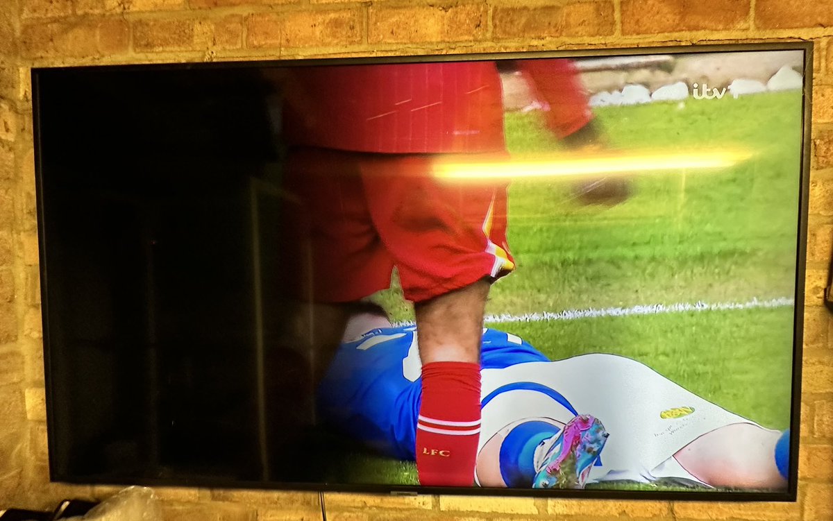 MrDanSmallz's tweet photo. @SamsungUK 

Any idea why my TV has suddenly gone half black? https://t.co/icZiMO6xvS