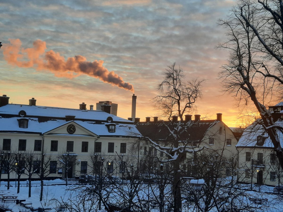 Minns ni den ljuva tiden då det helt enkelt snöade på vintern, inte kom snösmockor, bandvagnar och oranga varningar? Man njöt av vintern, eldade brasa, gav sig inte ut i onödan, kom in med röda kinder och snöflingor i håret. Världen låg vit, tyst, vacker.
Jag minns den som igår!