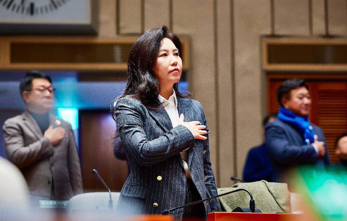 지금 가장 위험하고 독한 게
바로 중립병!!
옳고 그름의 문제를
중립이라 물타는 인간들
걸러내기 좋은 기회! 
살인미수범 앞에서 
왜 살인욕망 자극했냐며
칼든 놈 편드는,
칼보다 더 독한 혓바닥 
그 입 다물라!!