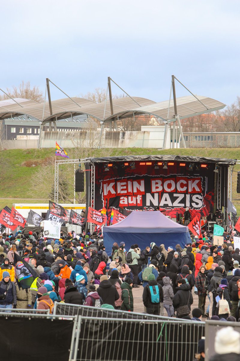 Zehntausende Menschen aus ganz Deutschland sind in #Riesa um gegen den Bundesparteitag der #NoAfd zu protestieren. Auch aus Thüringen sind viele mit Bussen, Zug oder PKW angereist um die Zivilgesellschaft in Sachsen zu unterstützen und der AfD den Tag zu vrmiesen.#riesa1101
