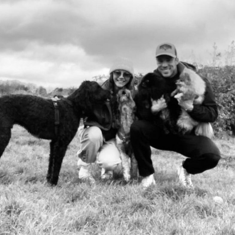 Sem casamentos por aqui, provavelmente são as iniciais dela, do Jimmy, Clifford e Bruce ☹️💘