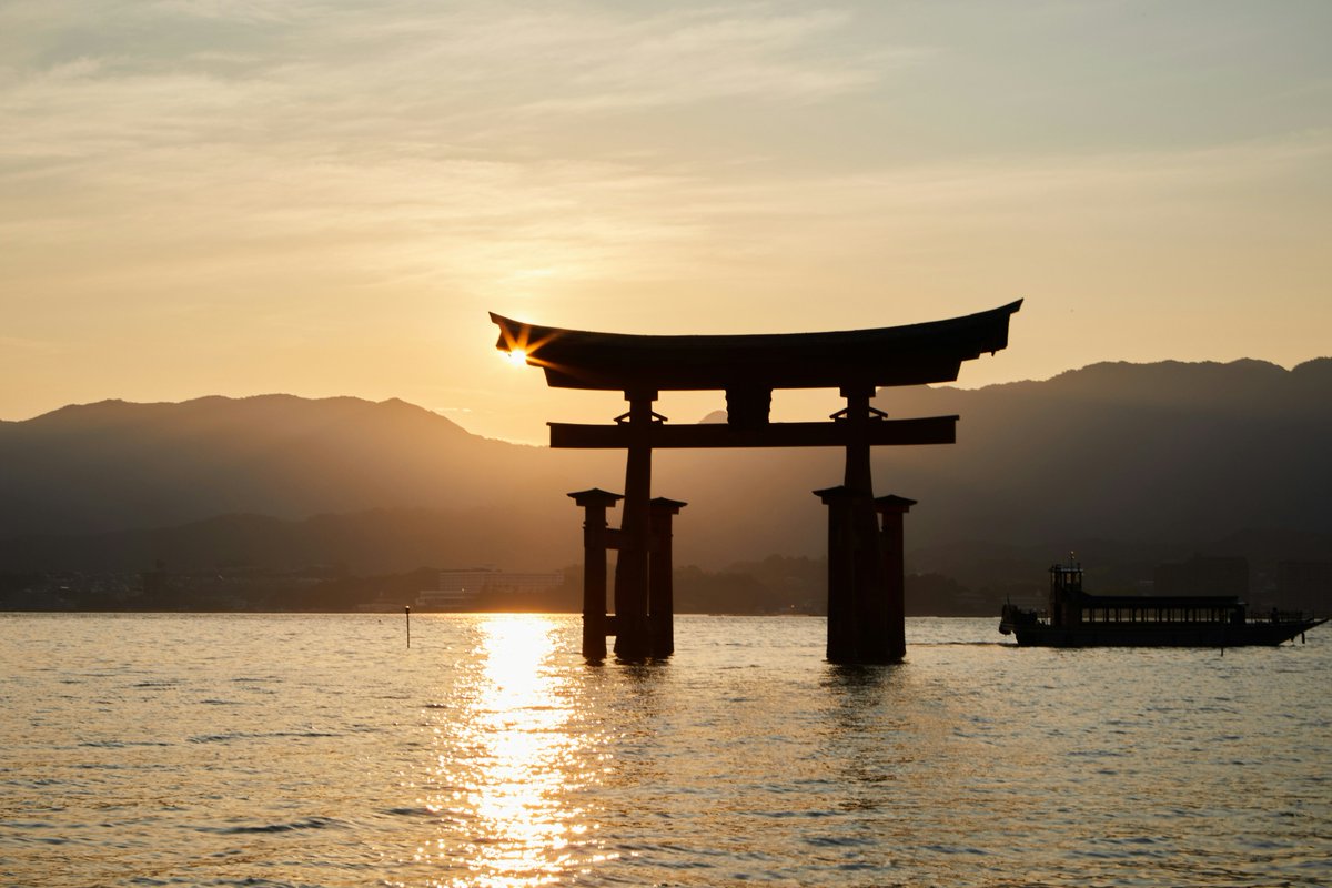 ⛩️ En Japón, el santuario Itsukushima, con su icónico torii flotante, es un símbolo de belleza y espiritualidad. 

🌊 ¿Te imaginas caminar bajo esta puerta durante la marea baja? 🇯🇵
