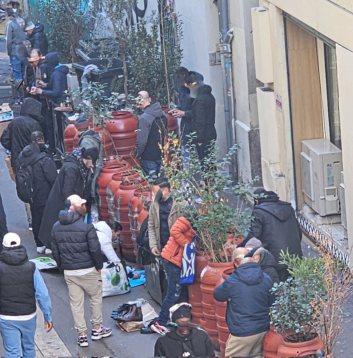 Vivre à #noailles 
Samedi 13h30, le marché illégal de revente de produits volés (si vous chercher votre valise volée à la gare, pensez à passer ici), de deal bat son plein devant nos habitations et nos commerces 
A quand le prochain accident impliquant receleur et des passants ?