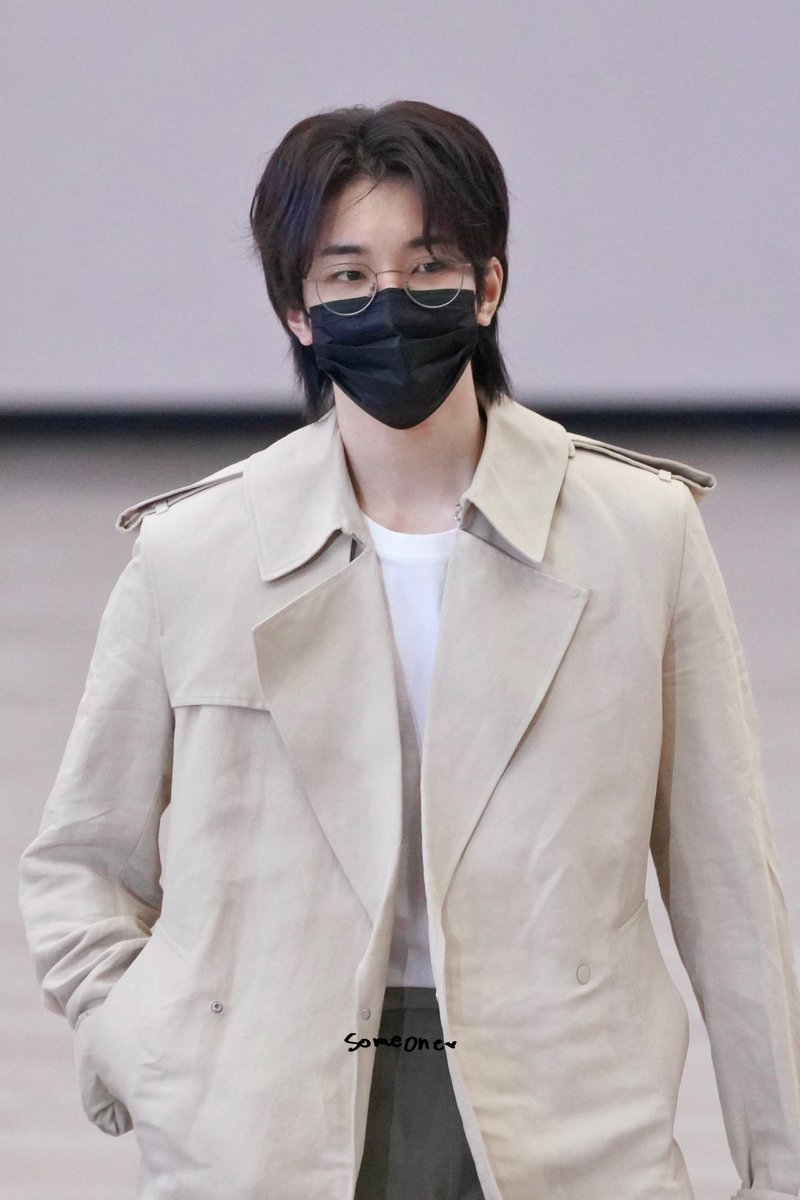 ps_dear_'s tweet photo. #민원 #미넌

요란스럽지 않게 헤어지는 미넌. 권태기 아닌 권태기 맞이하고 우리가 계속 만나는 게 맞을까? 그런 대화 나누다가 정적 끝에 헤어짐.

막상 다음날부터 빈자리가 여간 공허한 게 아니지만 어쨌든 일상으로 돌아가기 위해 노력하는 믽규.

어느 날부터 날아오는 문자에 무너지기 시작함. https://t.co/DvfPZ146sK