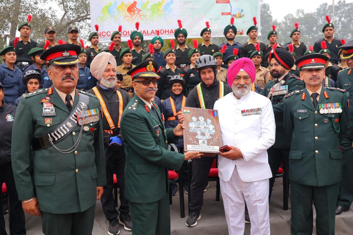 VajraCorps_IA's tweet photo. #NationBuilding
#NationFirst
#ServiceBeforeSelf
#TransformingYouth 
#FutureLeaders
#WomenEmpowerment

#NCCCycleRally
A team of 12 NCC cadets, led by Col. Somveer Singh Dabas, is on a 710 km bicycle rally from Hussainiwala War Memorial to Delhi Cantt               (January 7-20, 2025). Passing through Punjab & Haryana, they shall pay homage to our freedom fighters and war heroes. 
On January 11, they paid tribute at Jalandhar's Vajra War Memorial and met Senior Army Officers. Through icy winds and dense fog, their unwavering sprits fuel Patriotism, Unity and National Pride.

@adgpi
@westerncomd_IA
@pro_defence
@HQ_DG_NCC
@CPhhp