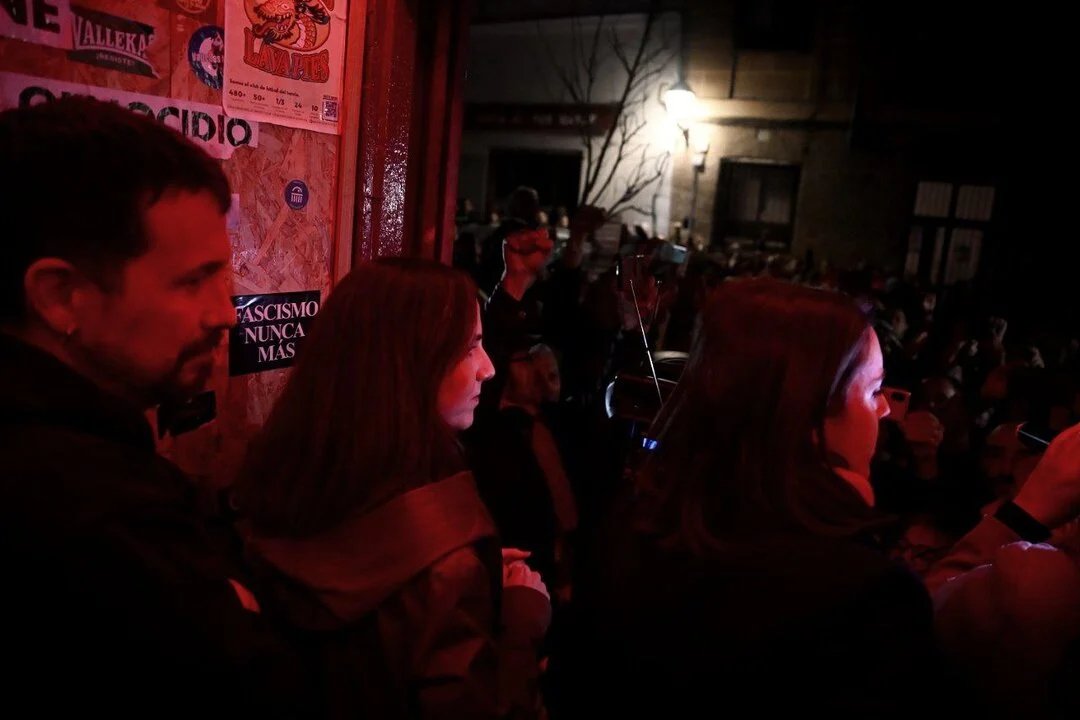 Macca15Paul's tweet photo. Esta foto de @DaniGago76 me parece maravillosa. Pablo Iglesias, Ione Belarra, y delante Irene Montero hablando a la gente, y el el cartel de "Fascismo nunca más" legible. ✊ https://t.co/8F2BXMJRaa