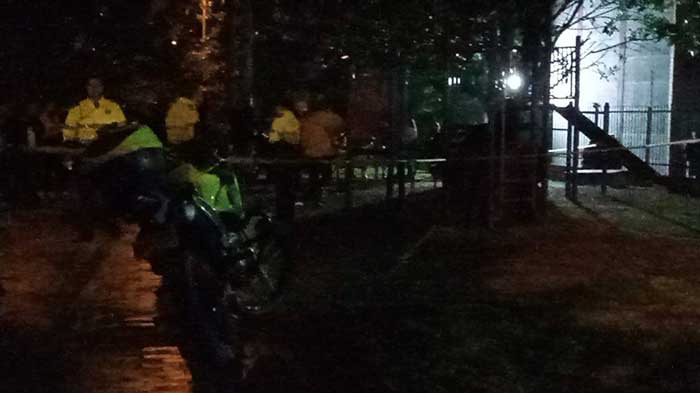 periodispublico's tweet photo. #Soacha | Anoche se reportó un homicidio en Ciudad Verde, entre los conjuntos #Verónica y #Acanto 1. Versiones indican que la víctima es un joven, quien falleció en el sitio de varios disparos.
Autoridades aún no han revelado el nombre del fallecido ni causas del hecho. https://t.co/6y9exSIQnR