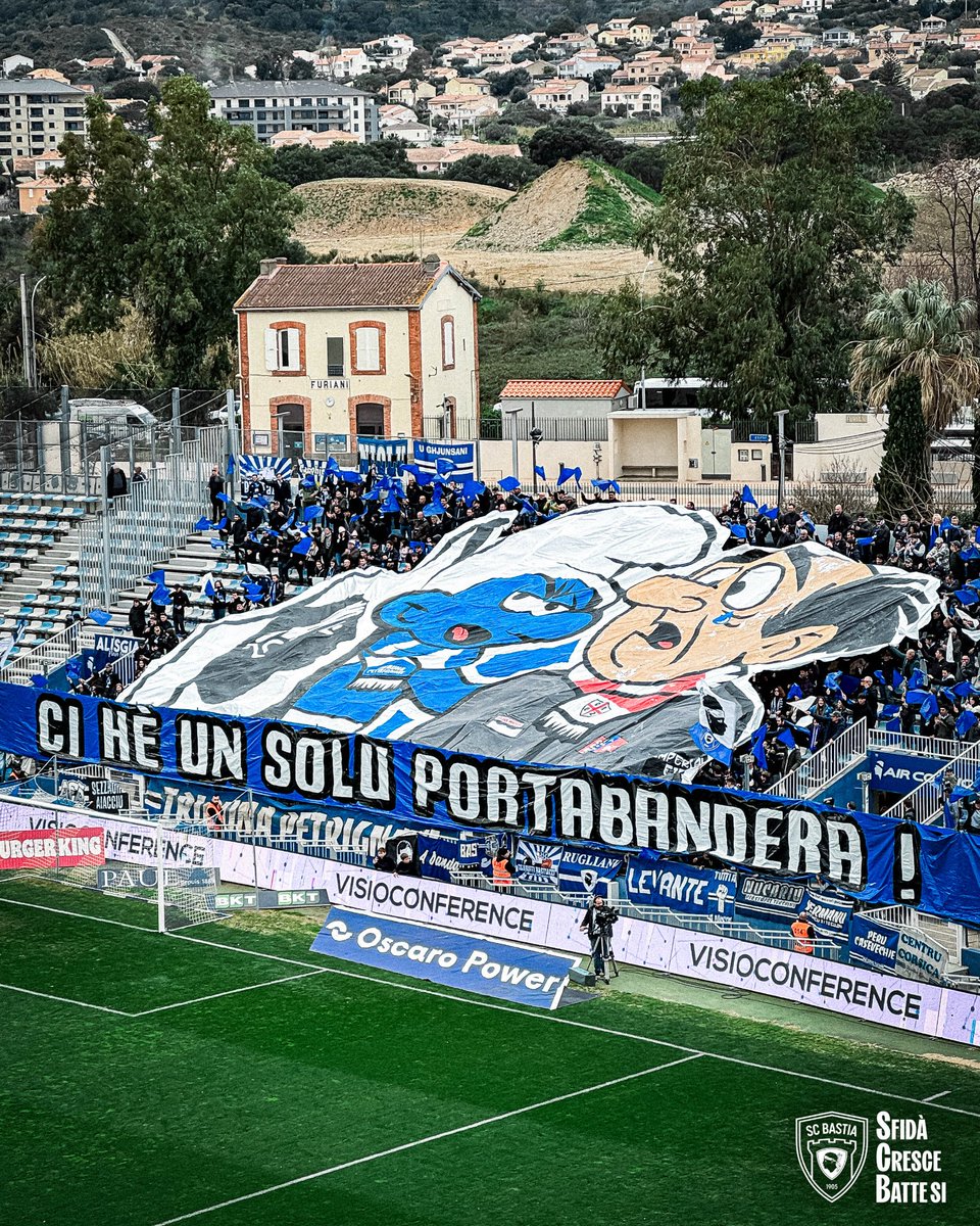 SCBastia's tweet image. Ci hè 𝐔𝐍 𝐒𝐎𝐋𝐔 portabandera 🔥 ⚪️🔵 📸 #SCBACA