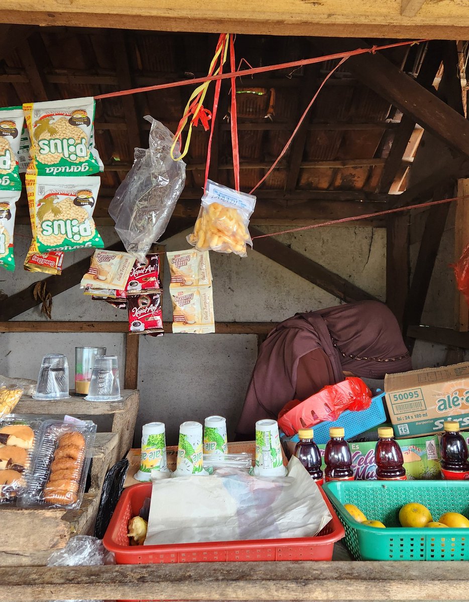 akarliar's tweet image. Kalau ketemu warung seperti ini, tolong larisin ya teman-teman. Dulu ibuku buka warung kaya gini dan aku kebagian jaga juga. Aku tahu benar rasanya, ada pembeli satu atau dua aja sangat berarti.