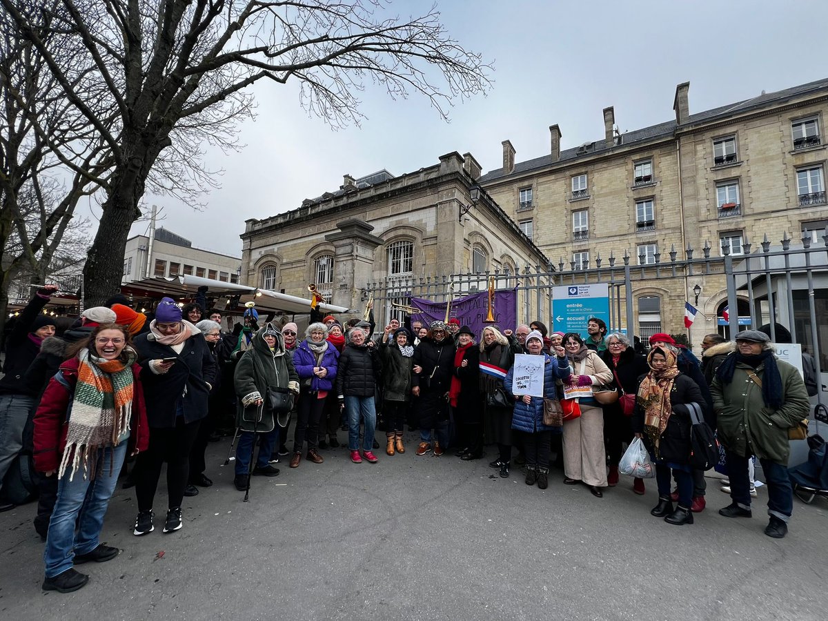 Près de 15ans après la lutte victorieuse pour sauver le centre IVG de l’hôpital Tenon, belle mobilisation pour ce rassemblement festif à l’occasion des 50 ans de la loi Veil ! 

Si l’extrême-droite et l’austérité s’attaquent au droit à l’avortement, c’est notre unité qui le