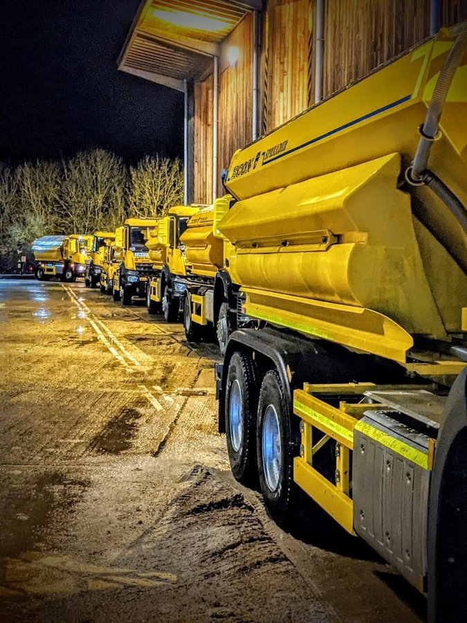 Suff_highways's tweet photo. 11 January gritting update: Road surface temperatures are forecast to drop below 0 degrees overnight, so our teams will be busy gritting priority 1 routes countywide at 7pm, 10pm and 1am tonight #Suffolk https://t.co/j9qUory5Dz