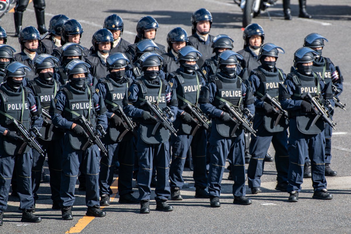 銃器対策部隊いろいろ。 大阪府警察 •MP5（ラバーガン） •VP9