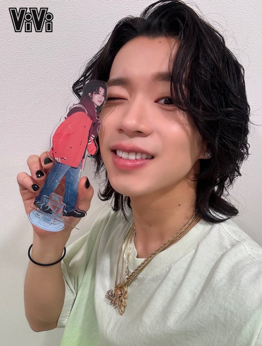 vivi_magazine's tweet photo. 森さん「まじで全部お気に入りレベルのグッズ！」

#森愁斗 さんの元に #ViVi国宝級イケメンランキング 2024年下半期ランク入り記念グッズのサンプルが到着ー！！！#しゅーと withビッグアクリルスタンドの自撮りショットをお届けします♡

↓グッズ購入はこちらから
🔗https://t.co/nINXs72rjy https://t.co/hDZurVeff8