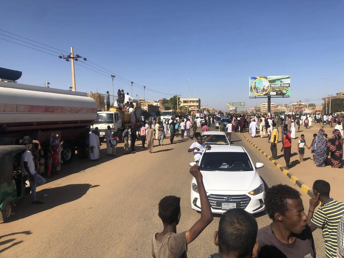 Sudan_tweet's tweet photo. احتفالات مواطني أم درمان بانتصارات القوات المسلحة في محور مدني
#السودان https://t.co/iMmLF1Z2Vg